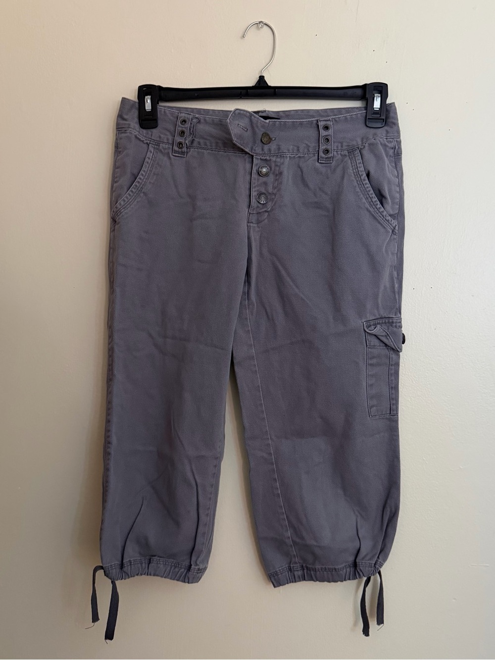 Daisy Fuentes Gray Cropped Cargo Capris